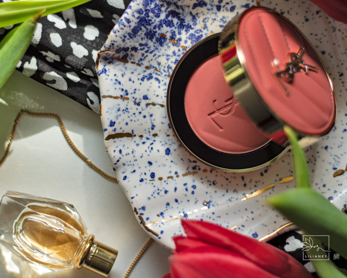 Brzoskwiniowy róż do policzków Make Me Blush Bold Blurring